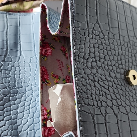 BETSEY JOHNSON BLUE ALLIGATOR BETSEY JOHNSON TOP HANDLE w/SCARF - Picture 7 of 7